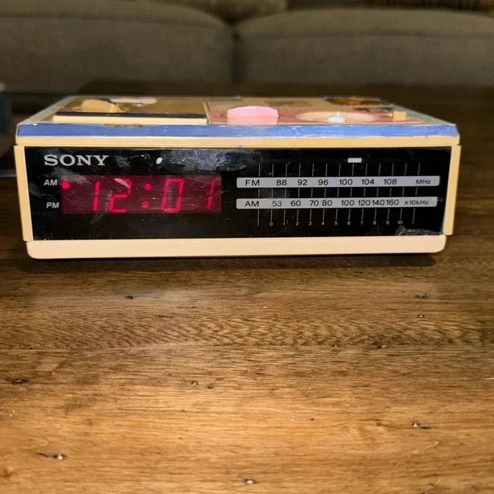 VTG SONY Dream Machine FM/AM Digital Model ICF-C2W Clock Radio - Tan - Retro g32